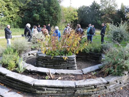 Blick in die Ateliers: Mobile Ökoprojekte, transformativer Wandel für die Biodiversität, Trendwende zu mehr Umweltschutz, anständig essen und der Gang durch den Bibelgarten im evangelischen Friedhof vor Ort 