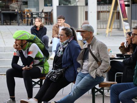 Menschen lauschen einem Live-Konzert auf dem Markplatz in Weinfelden.