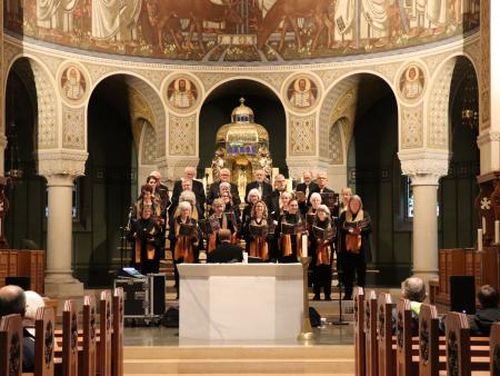 Der Kirchenchor St. Johannes singt gemeinsam mit Besuchenden in einer offenen Singrunde