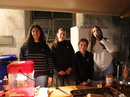 Jugendliche verteilen Popcorn und Getränke an Open Air Kinobesucher