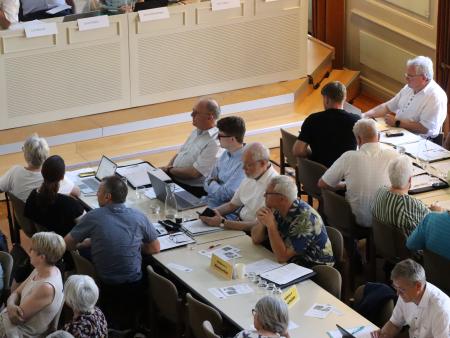 Aufmerksame Zuhörerinnen und Zuhörer bei der öffentlichen Synodensitzung