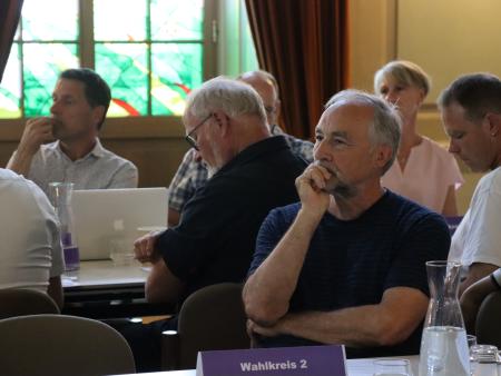 Synodale hören aufmerksam bei der Sommersynode 2025 im Rathaus Frauenfeld zu