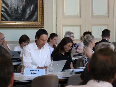 Fokussierte Zuhörer verfolgen die Präsentationen bei der Sommersynode 2025