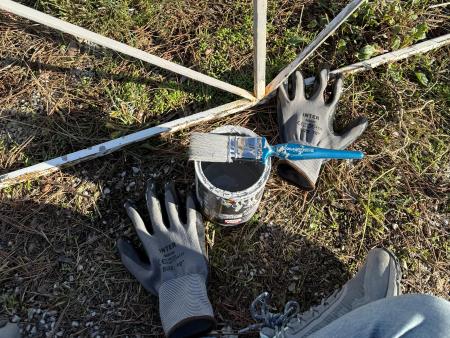Fenstergitter im Kindergarten entrosten schleifen und mit wetterfester Farbe neu anstreichen