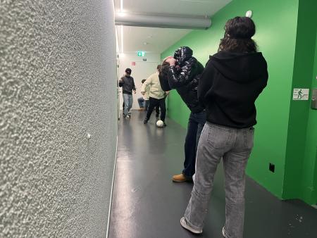 Fussball mit verbunden Augen und einem Blindenfussball