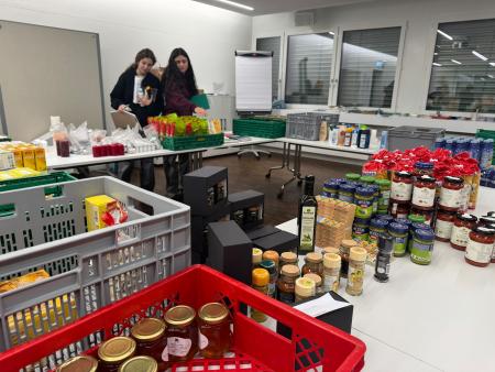 Kartenkisten beladen