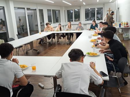 Die Mahlzeit wurde in guter Gesellschaft genossen.