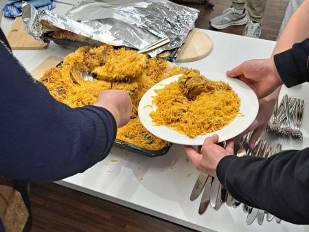 Das Essen wurde von einer Frau afghanischer Abstammung zubereitet.