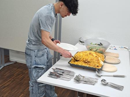 Das Essen wird geschöpft.
