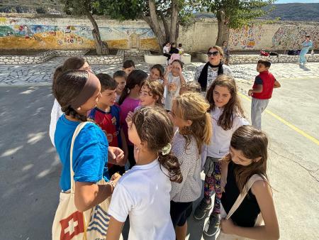 Auf dem Pausenplatz der Grundschule