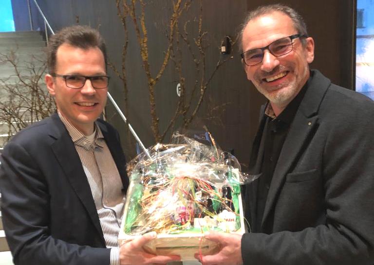 Der frisch gewählte Stadpräsident Arbons, Dominik Diezi, nimmt von Kirchenratspräsident Cyrill Bischof ein Geschenk entgegen. 