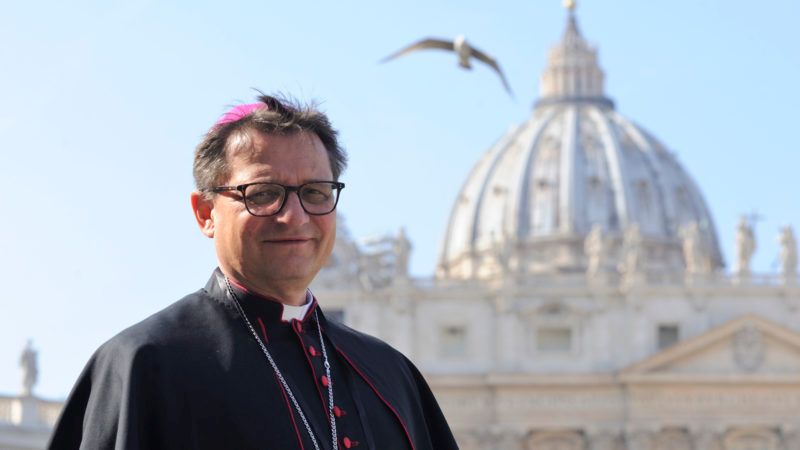 Bischof Felix Gmür, im Hintergrund die Kuppel des Petersdoms. Bild: © Katarzyna Artymiak, kath.ch