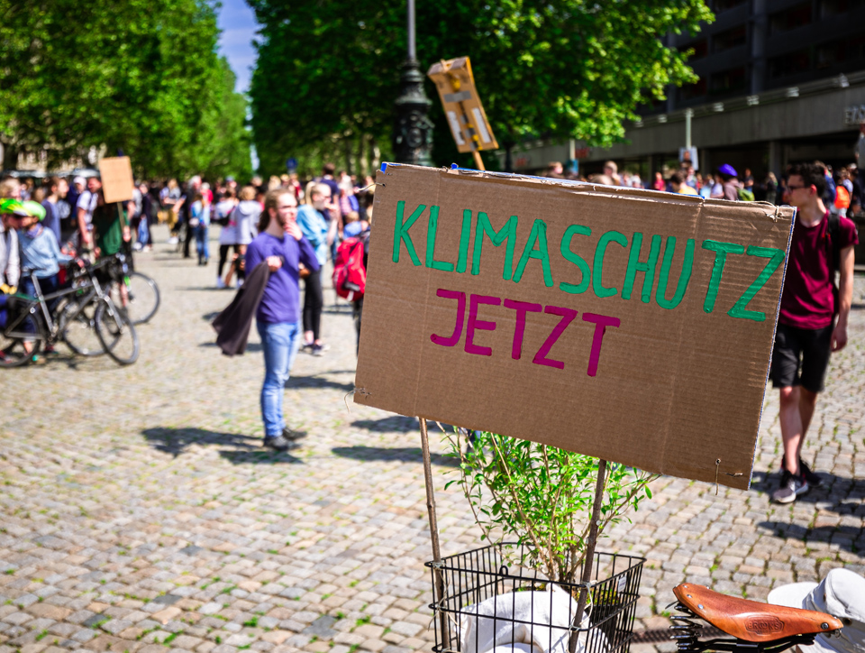 Wissenschaftler*innen und Umweltverbände weisen darauf hin, dass es schnelle und weitgehende Massnahmen braucht, um den Klimawandel stoppen. 