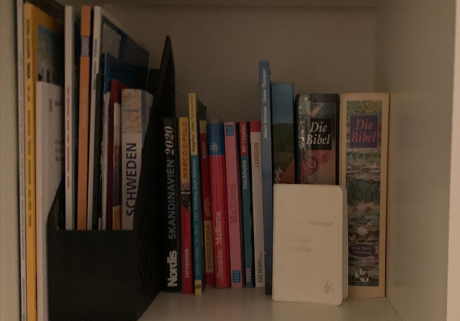 Bücherregal mit Bibel