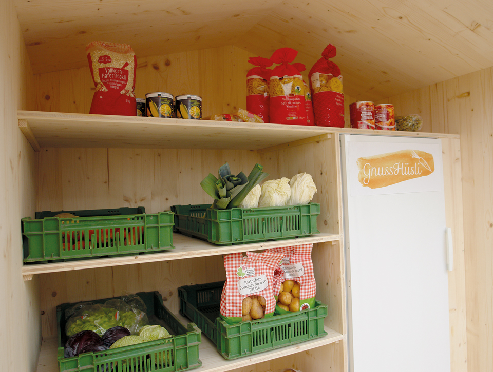 Die Gnusshüsli sind mit Regalen und einem Kühlschrank ausgestattet. 