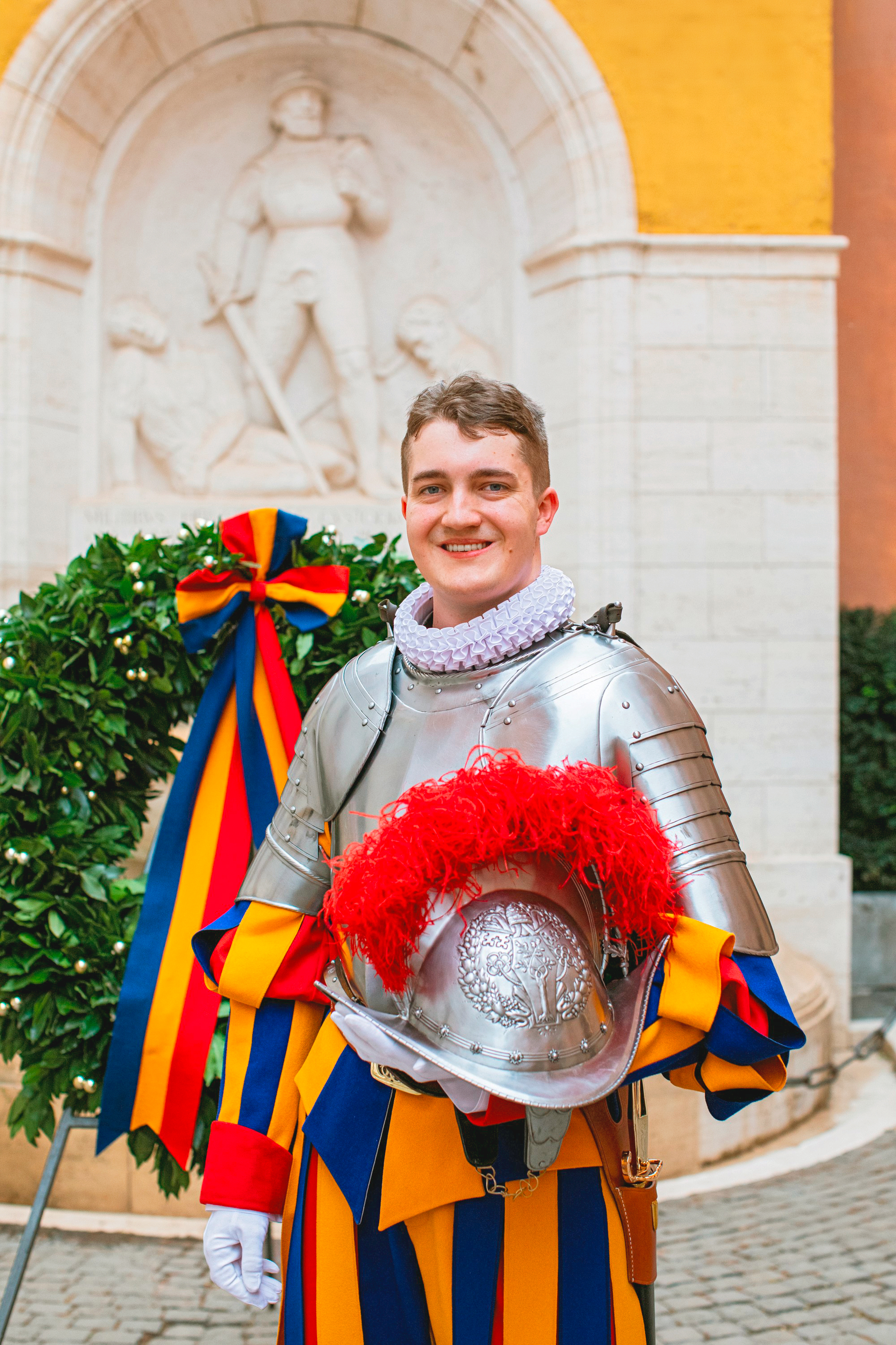Ferdinand Jäger in der Uniform der Schweizergarde mit Helm in der Hand