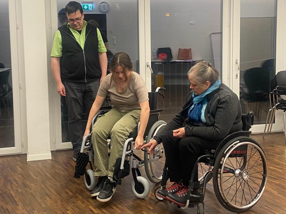 Bernadette Niedermann erklärt PU-Teilnehmerin Tipps mit dem Rollstuhl