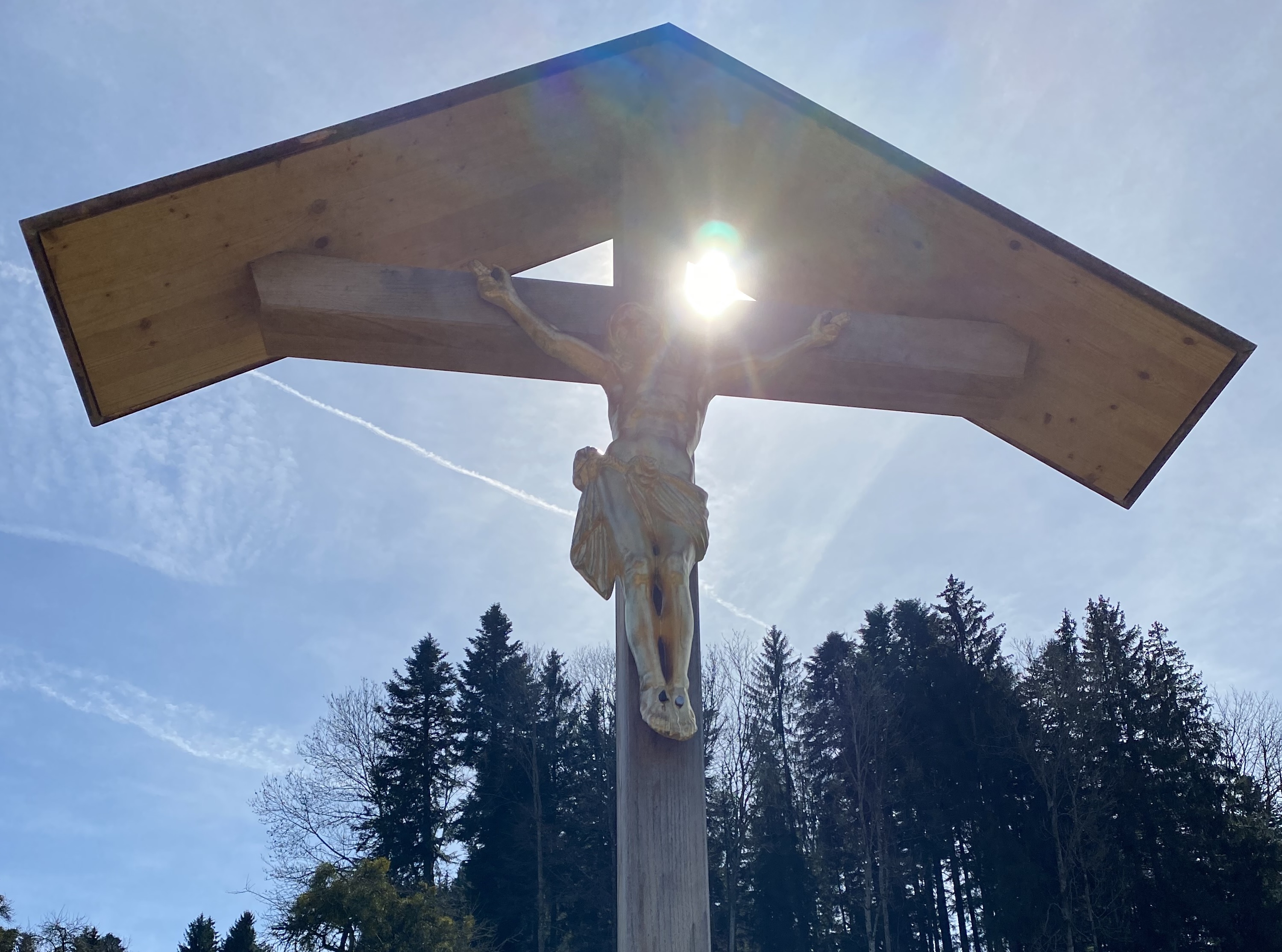 Sonnenlicht durchstrahlt das Kreuz